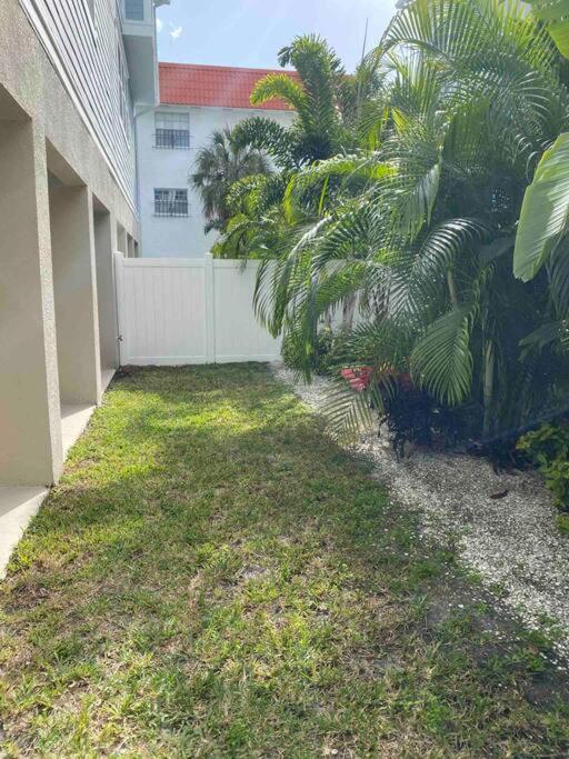 Luxurious Modern Townhouse Right Across Beach!! Table Tennis St. Pete Beach Eksteriør bilde